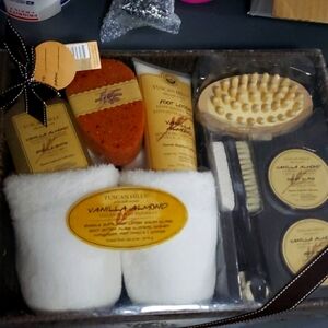 Tuscan Hills Vanilla Almond Bath Gift set